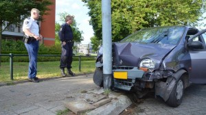 Sloperij Eindhoven schadeauto tegen lantaarnpaal